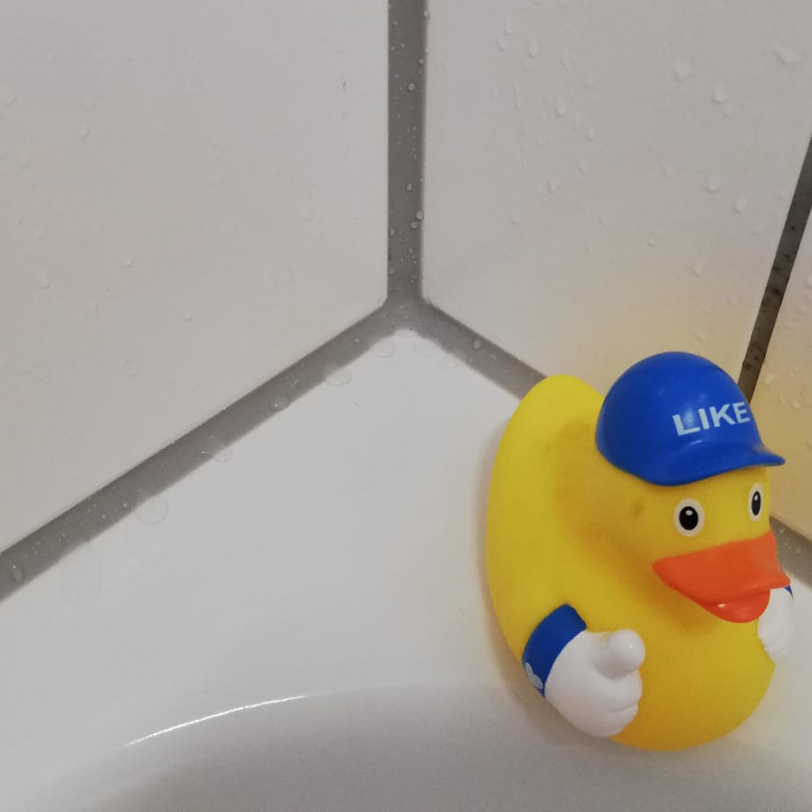 Neue Silikonfuge im Bad mit Ente